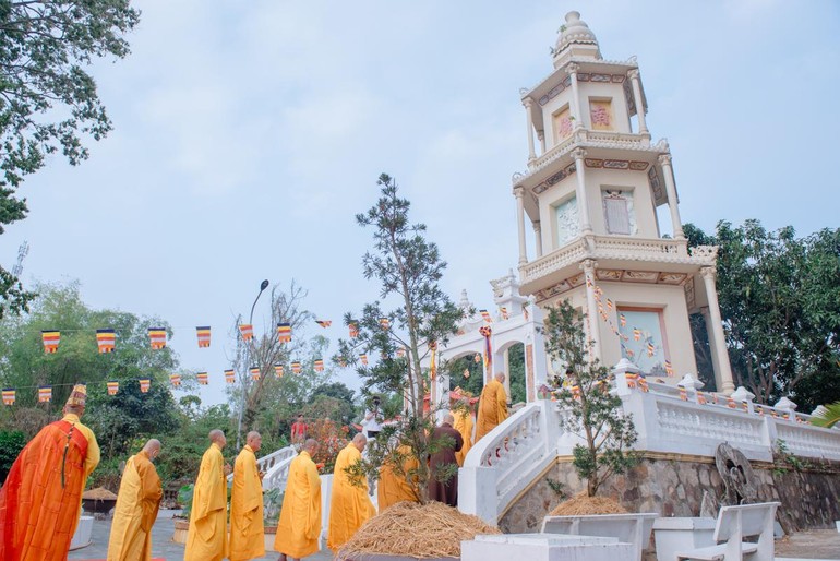 Chư tôn đức viếng tháp Tổ Phi Lai - Chí Thiền