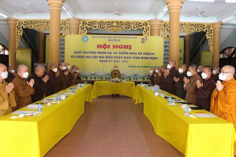 Chư tôn đức Ban Trị sự GHPGVN tỉnh Bình Định niệm Phật cầu gia hộ trước hội nghị chính thức