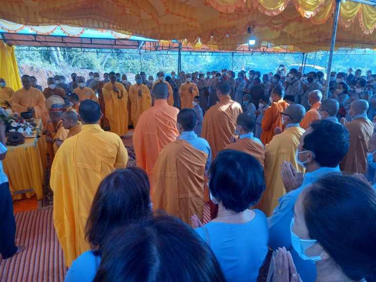 Chư tôn đức cầu nguyện công trình chú nguyện Đại hồng chung 