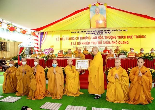 Đại đức Thích Thiện Hữu đón nhận Quyết định bổ nhiệm trụ trì chùa Phổ Quang