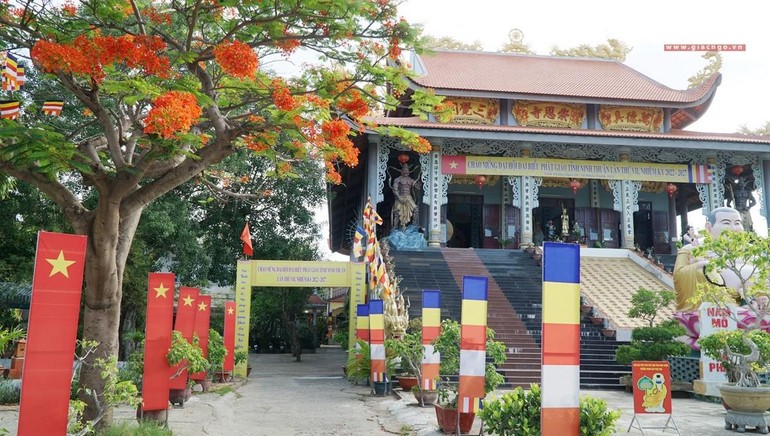 Cổng chào mừng trước hội trường chùa Sùng Ân, nơi diễn ra hai ngày đại hội
