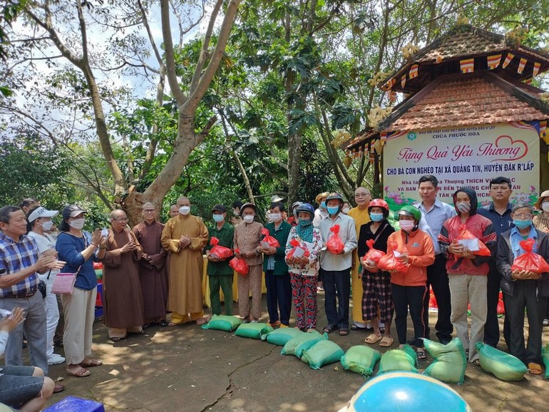 Đoàn từ thiện chùa Từ Tân trao quà đến người nghèo huyện Đắk R'Lấp tại chùa Phước Hoa