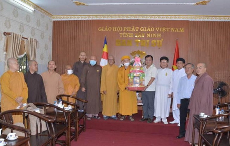 Đoàn lãnh đạo Ủy ban MTTQVN tỉnh Tây Ninh cùng lãnh đạo các tôn giáo chúc mừng Đại lễ Phật đản