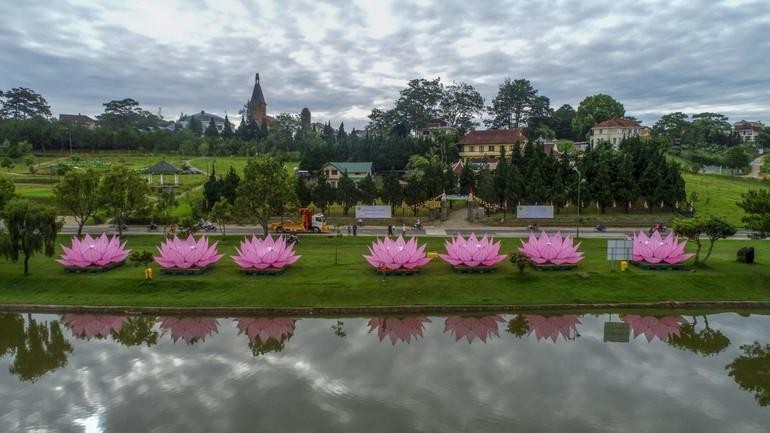Lâm Đồng: Hạ thủy 7 đóa hoa sen mừng Khánh đản Đức Phật giữa hồ Xuân Hương
