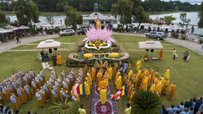 Lễ rước bảo tượng Đức Phật đản sanh tôn trí bên bờ hồ Xuân Hương