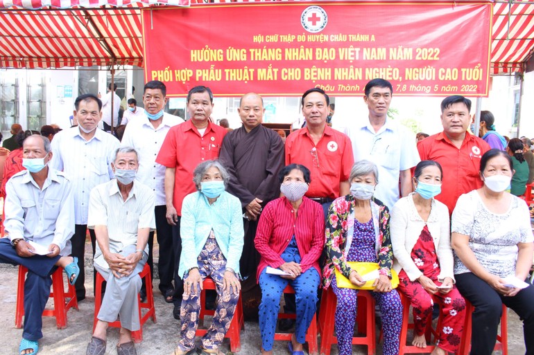 Ban Từ thiện - Xã hội Phật giáo tỉnh Vĩnh Long phối hợp tổ chức phẫu thuật mắt cho bệnh nhân nghèo