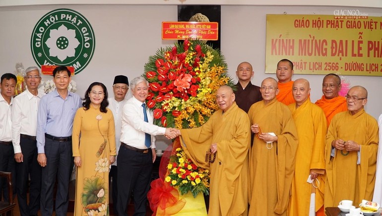Ông Đỗ Văn Chiến cùng đoàn tặng hoa chúc mừng Phật đản đến chư tôn đức Hội đồng Trị sự