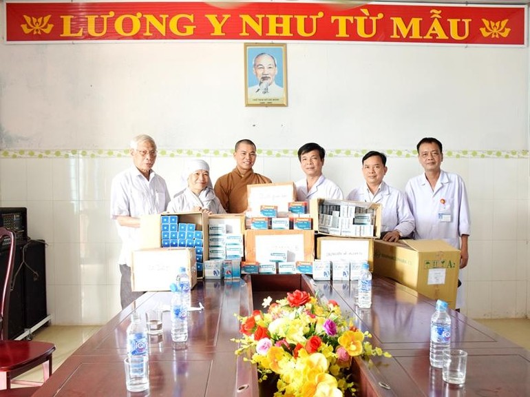 Ban Trị sự Phật giáo thị xã Quảng Trị hỗ trợ thuốc y tế để khám và chữa bệnh cho đồng bào nghèo