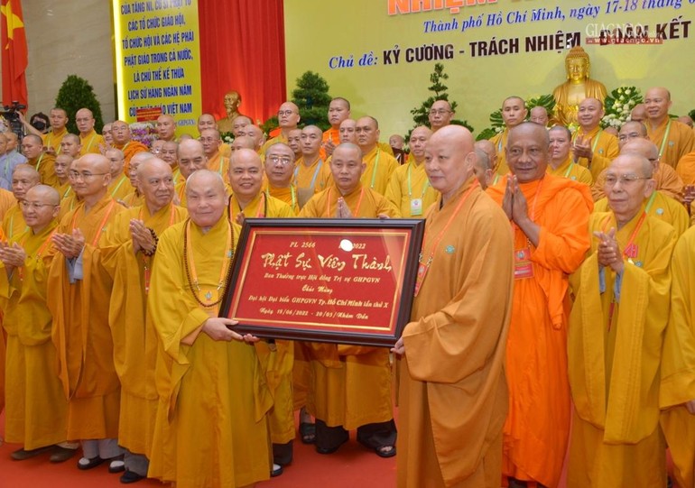 Hòa thượng Thích Thiện Nhơn trao bảng chúc mừng "Phật sự viên thành" đến Hòa thượng Thích Lệ Trang, tân Trưởng ban Trị sự