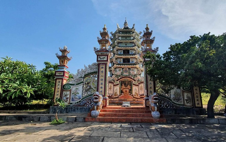 Bảo tháp ngài Bảo Tạng trên núi Kỳ Viên, thị trấn Đất Đỏ, tỉnh Bà Rịa - Vũng Tàu