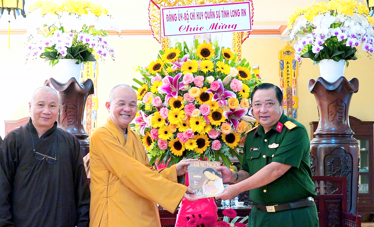 Hòa thượng Thích Minh Thiện tặng Báo Giác Ngộ - ấn phẩm đặc biệt Vu lan - Báo hiếu đến Đại tá Trần Văn Trai