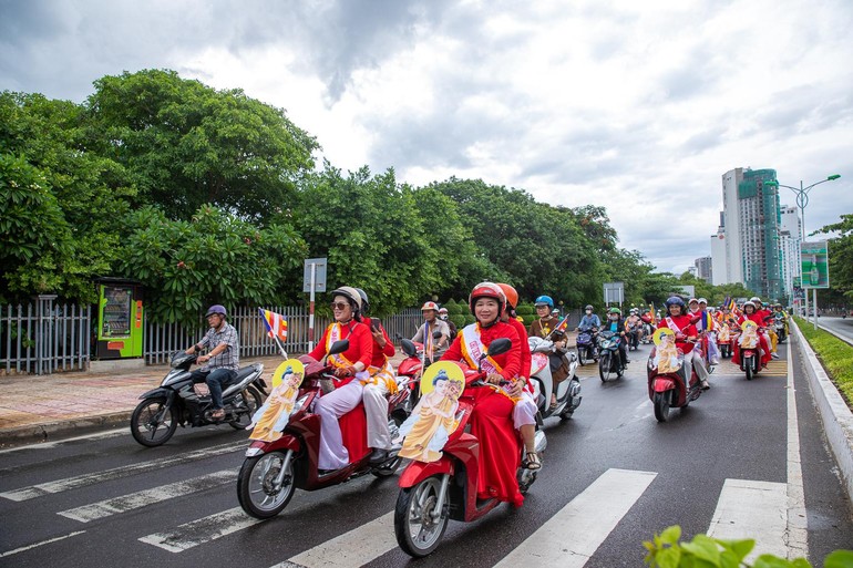Phật tử TP.Nha Trang diễu hành "Hoa hồng xuống phố"