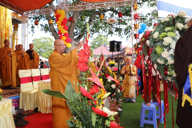 Hòa thượng Thích Thiện Bảo thực hiện nghi thức sái tịnh tại lễ cất nóc chùa Phúc Lâm