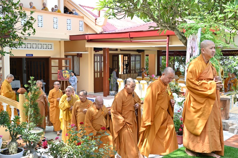 Chư tôn đức dự lễ Vu lan tại đại tràng chùa Hải Vân