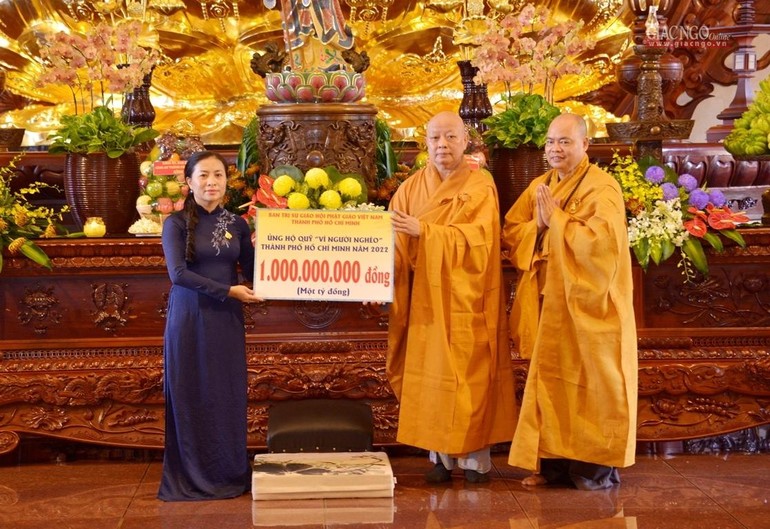 Hòa thượng Thích Lệ Trang trao bảng tặng 1 tỷ đồng đến Quỹ "Vì người nghèo" của Thành phố 