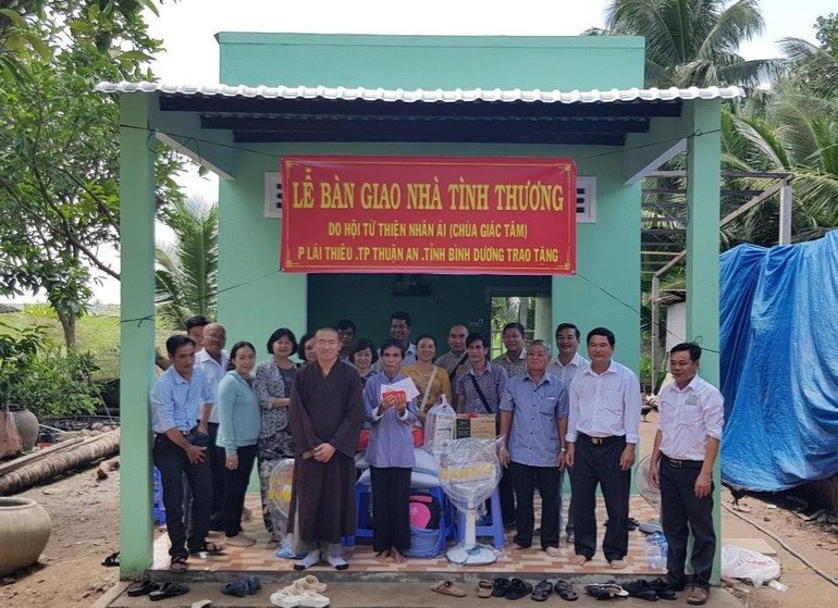 Hội Từ thiện nhân ái thuộc chùa Giác Tâm trao tặng 1 căn nhà tình thương đến hộ nghèo