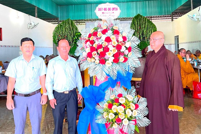 Đại diện chính quyền địa phương tặng hoa chúc mừng lễ Vu lan tại chùa Bảo Quang