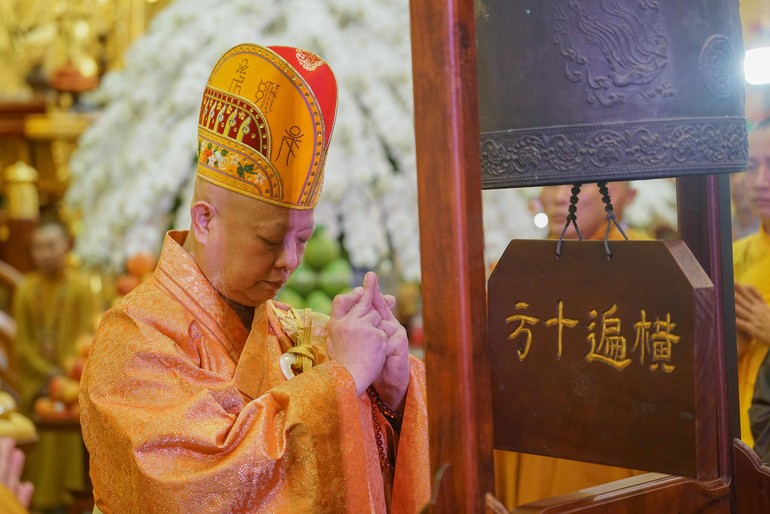 Hòa thượng Thích Lệ Trang thực hiện nghi thức khai chung bảng