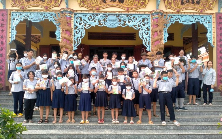 Các em đoàn sinh Gia đình Phật tử Khánh Linh nhận quà của chùa Liên Hoa