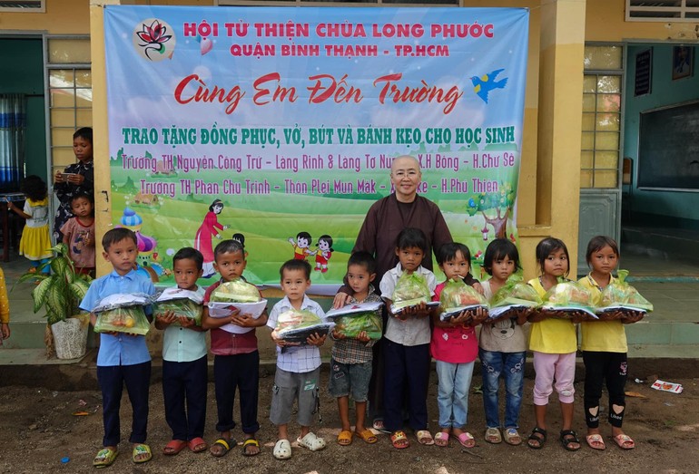 Hội Từ thiện chùa Long Phước "Cùng em đến trường", tại tỉnh Gia Lai