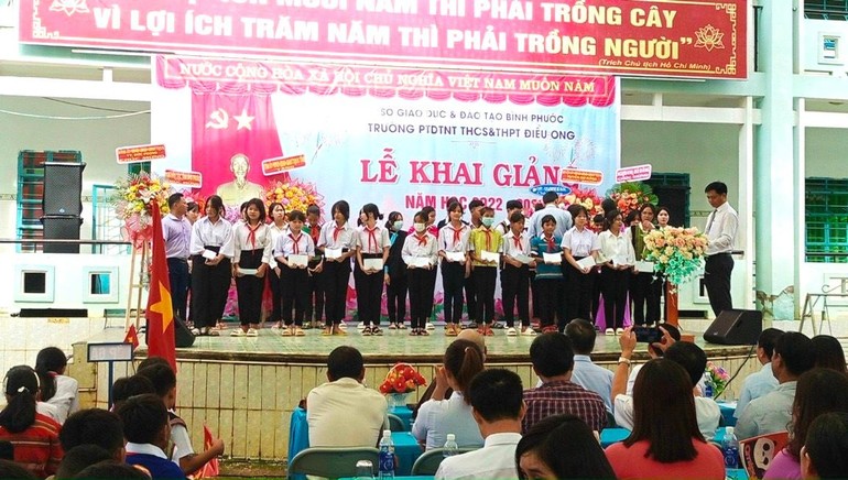 Bình Phước: Ban Giáo dục Phật giáo tỉnh tặng 50 máy tính, 5.000 quyển tập cho học sinh 