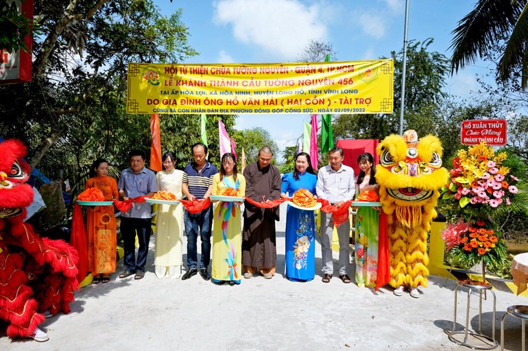 Hội Từ thiện chùa Tuờng Nguyên cắt băng khánh thành cầu nông thôn tại tỉnh Vĩnh Long - Ảnh: T.N
