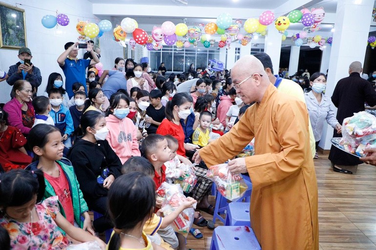 Thượng tọa Thích Quảng Hiền trao quà trung thu cho trẻ em tại chùa Pháp Hoa