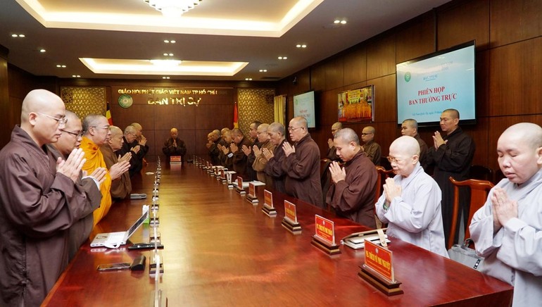 Chư tôn đức Tăng, Ni niệm Phật cầu gia hộ trước buổi họp