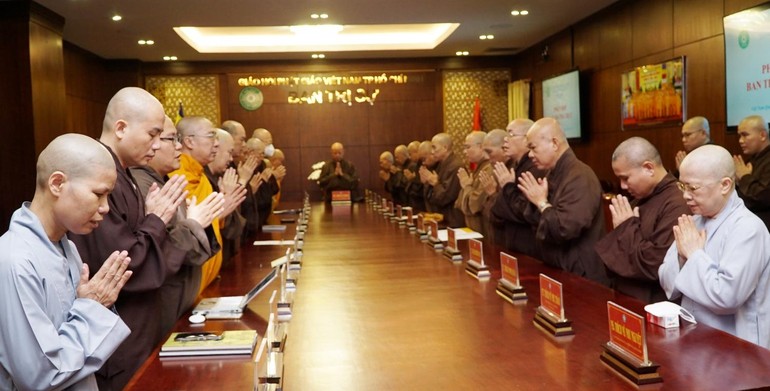 Chư tôn đức Ban Thường trực niệm Phật cầu gia hộ trước buổi họp