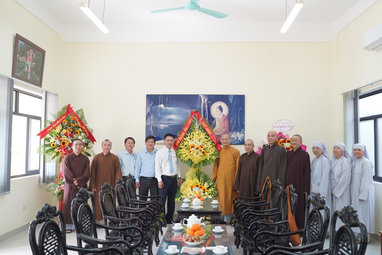 Lãnh đạo Ban Tôn giáo tỉnh tặng hoa chúc mừng Học viện Phật giáo VN tại Huế