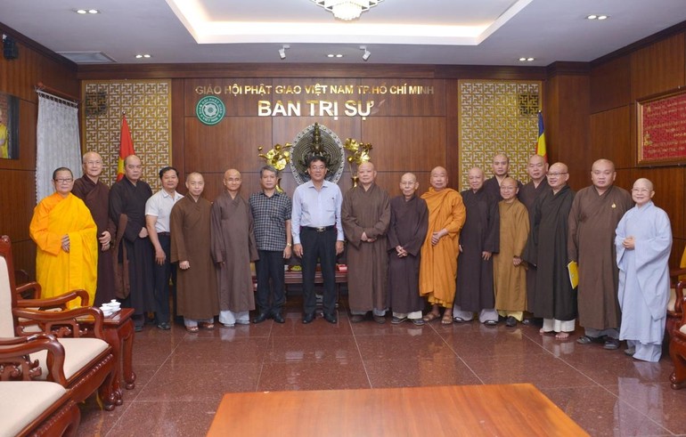 Lãnh đạo Ban Tôn giáo TP.HCM chụp ảnh lưu niệm cùng đoàn Đại biểu Phật giáo TP.HCM