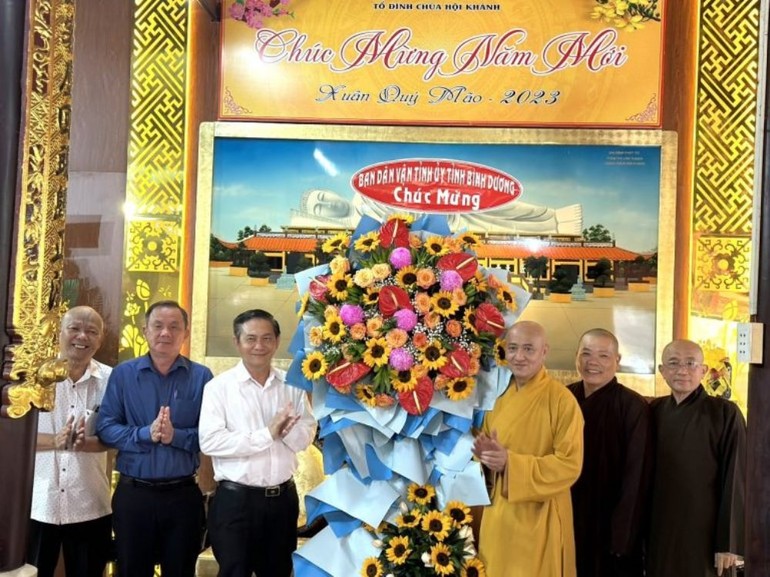 Ông Nguyễn Văn Lộc tặng hoa chúc mừng Ban Trị sự GHPGVN tỉnh