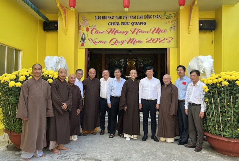 Đoàn lãnh đảo Tỉnh ủy tỉnh Đồng Tháp chúc mừng chư tôn đức Ban Trị sự tỉnh nhân đầu năm mới Quý Mão