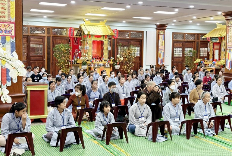 Phật tử tham dự khóa tu Bát quan trai tại tu viện Vĩnh Nghiêm