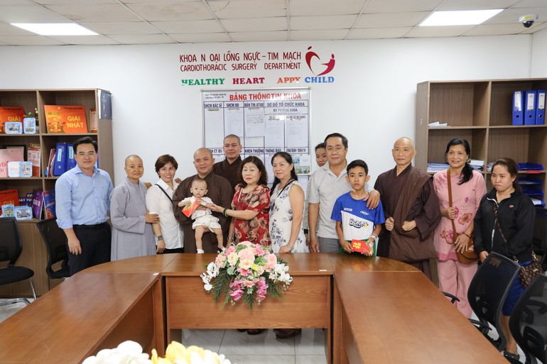 Đoàn tại khoa Ngoại Lồng Ngực - Tim mạch Bệnh viện Nhi Đồng, TP.HCM