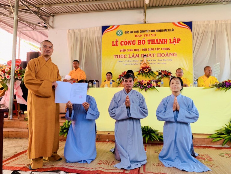 Trao quyết định đến Phật tử Chơn Diệu Nghiêm làm đại diện điểm sinh hoạt tôn giáo tập trung Trúc Lâm Phật Hoàng