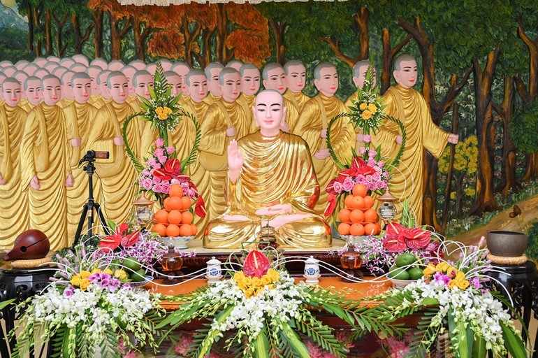 Tôn tượng Đức Thánh Tổ Ni Đại Ái Đạo và Ni đoàn, tại chùa Tịnh Quang, X.Nghĩa Thành