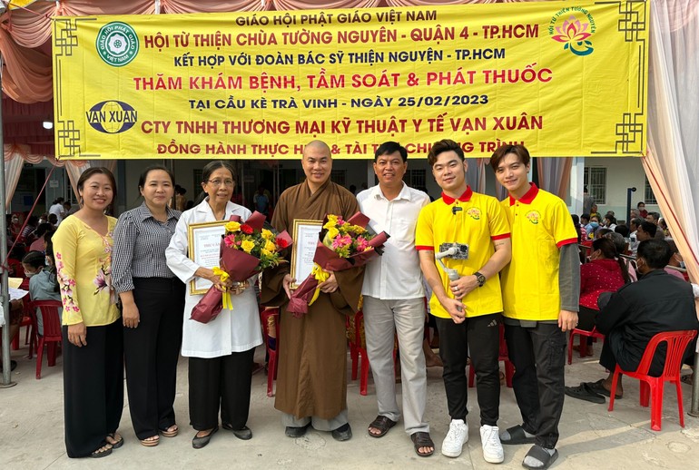 Đại diện địa phương trao Bằng tri ân đến Đại đức Thích Minh Phú, y bác sĩ, Phật tử trong đoàn từ thiện