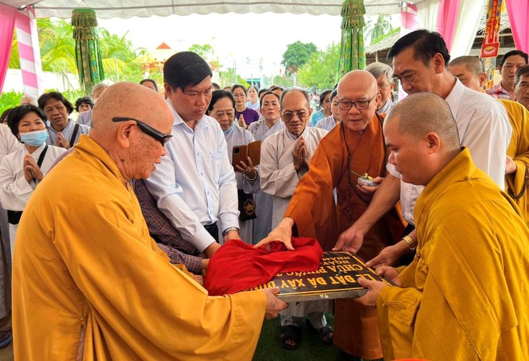 Chư tôn đức và đại diện lãnh đạo tỉnh trong nghi thức đặt đá khởi công chánh điện chùa Phước Thành
