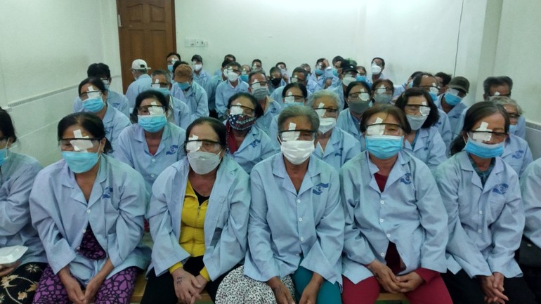 Gần 170 bệnh nhân nghèo từ các tỉnh thành được tài trợ phẫu thuật mắt miễn phí