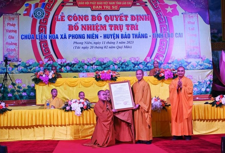 Hòa thượng Thích Thanh Điện trao quyết định bổ nhiệm đến Đại đức Thích Chân Niệm, tân trụ trì chùa Liên Hoa