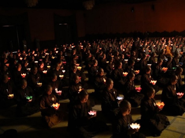 Gần 300 Tăng Ni trường Trung cấp Phật học Bình Định thắp nến tri ân tại non thiêng Yên Tử