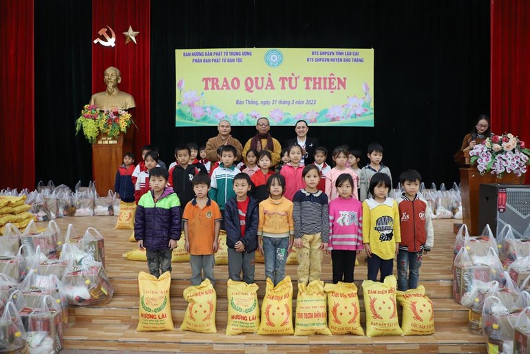 Phân ban Phật tử Dân tộc T.Ư (phía Bắc) tặng quà cho các cháu học sinh trên địa bàn H.Bảo Thắng