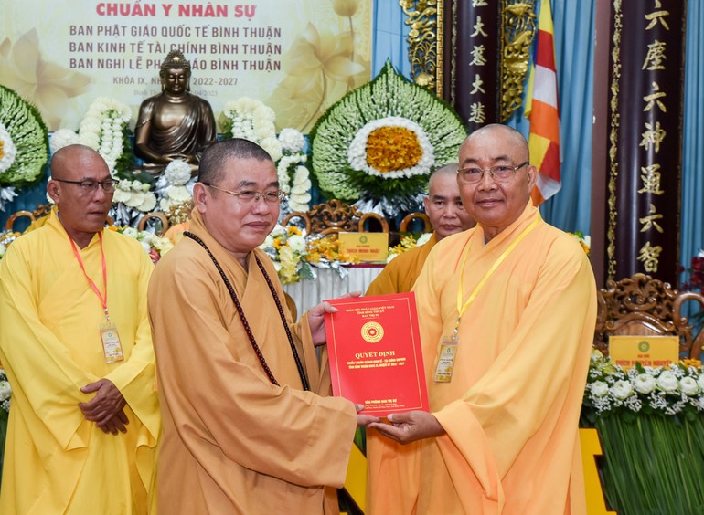 Hòa thượng Thích Minh Nhật trao quyết định đến Trưởng ban Kinh tế-Tài chính Phật giáo tỉnh nhiệm kỳ 2022-2027