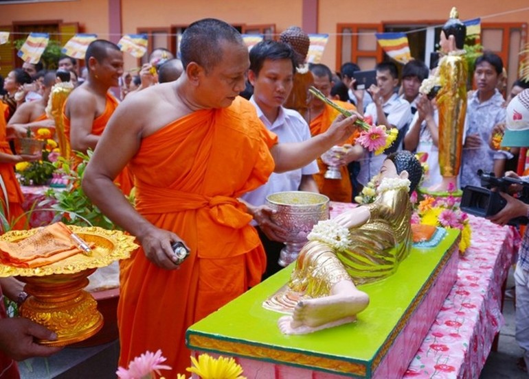 Lễ Tắm Phật mừng Tết Chôl Chnăm Thmây tại chùa Candaransi (Q.3, TP.HCM) - Ảnh: Bảo Toàn/BGN