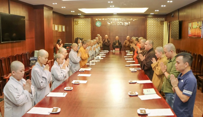 Thành viên Ban Văn hóa niệm Phật cầu gia hộ trước buổi họp