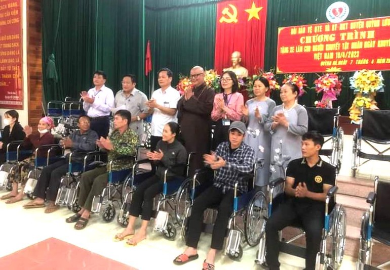 Đại đức Thích Nguyên Quang, Hội Bảo vệ quyền trẻ em và Bảo trợ người khuyết tật H.Quỳnh Lưu trao xe lăn đến người khuyết tật 