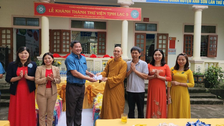 Đại đức Thích Tuệ Minh trao kinh phí xây dựng Thư viện Tịnh Lạc cho học sinh vùng cao