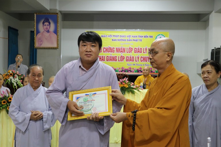 Hòa thượng Thích Nhựt Tấn trao giấy chứng nhận đến Phật tử