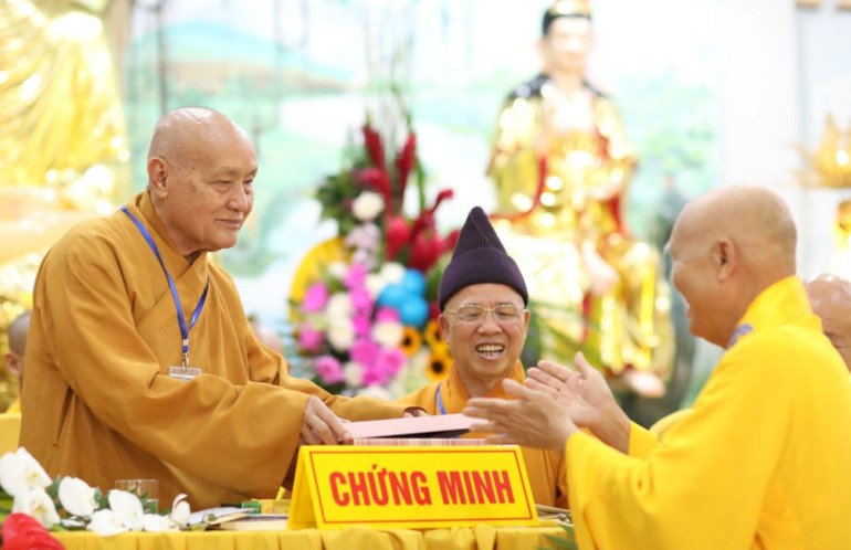 Hòa thượng Thích Nhật Quang tuyên dương đại diện Ban Giám hiệu Trường Trung cấp Phật học tỉnh Đồng Nai